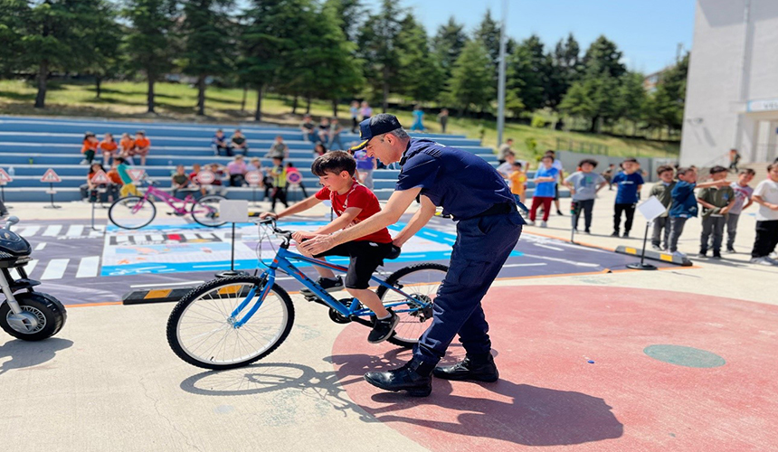 Miniklere Uygulamalı Trafik Eğitim Verildi