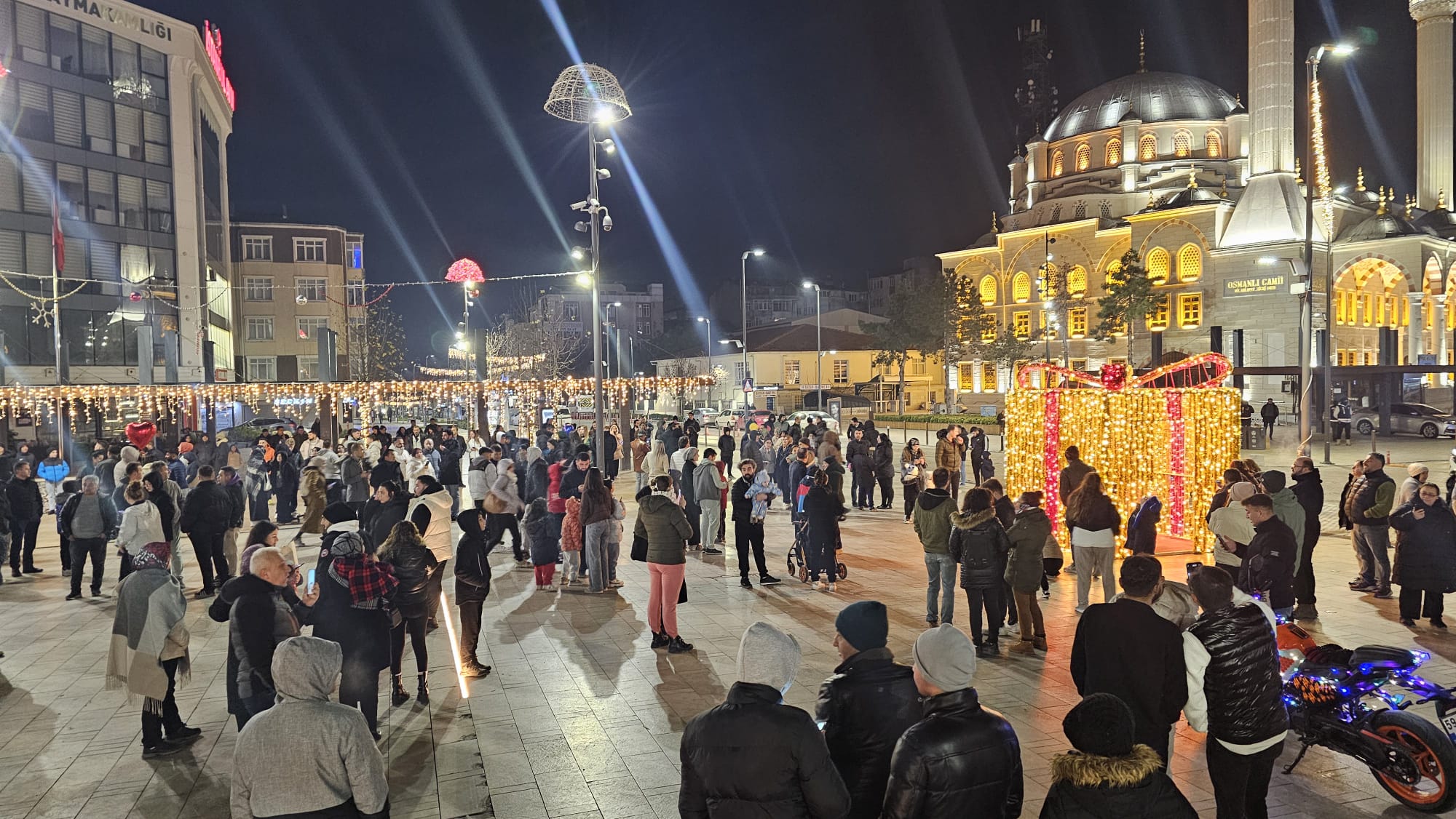 Yüzlerce Vatandaş Yeni Yıla Cumhuriyet Meydanında Girdi1