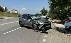 Ağaca çarpan otomobildeki 2 kişi yaralandı