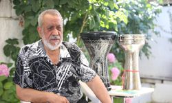 80 yaşındaki müzisyen, 64 yıldır ekmeğini darbuka çalarak kazanıyor