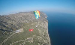 Yamaç paraşütçüleri Cumhuriyet Bayramı'nı gökyüzünde kutladı