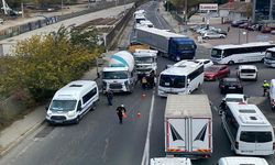 Yolcu minibüsü, kamyon ve beton mikseri çarpıştı