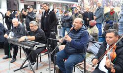 Çeribaşısının caddede çektiği klip açık hava konserine döndü