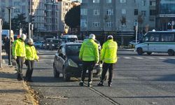 Polisi görünce otomobili bırakıp kaçtı