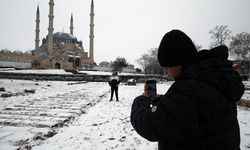 Beyaz örtünün kapladığı tarihi yapılar fotoğraflara fon oluyor