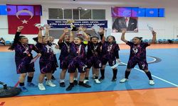 Kızlar takımı futsalda şampiyon oldu