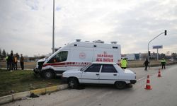 Ambulansla otomobil çarpıştı: 2 yaralı