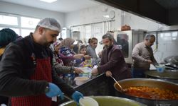 Aşevinde hazırlanan yemekler ihtiyaç sahiplerine ulaştırılıyor