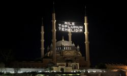 "Aile toplumun temelidir" yazılı mahya asıldı