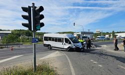 2 otomobil ve servis minibüsü çarpıştı