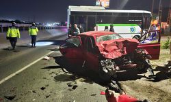 Yolcu minibüsü ile otomobil kafa kafaya çarpıştı