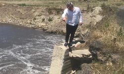 Dere simsiyah akıyor