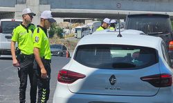 Sırada bekleyenlerin önüne geçip döndüler, polise yakalandılar