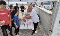 Vatandaşlara aşure ikram edildi