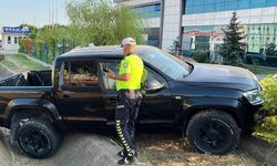 Karşı şeride geçti fabrikanın duvarına çarparak durabildi