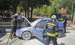 Park halindeki otomobilde yangın çıktı