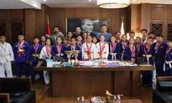 Şampiyonlardan Başkan Akay’a ziyaret