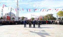 Cumhuriyet Bayramı kutlamaları çelenk töreni ile başladı