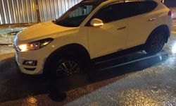 Araçlar çukura saplandı