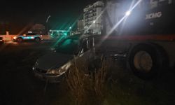 Otomobil park halindeki tıra arkadan carptı