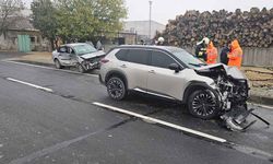 Otomobil karşı şeride geçip başka bir araca çaptı