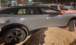 Yolun ortasına bırakılan kum yığını kazaya neden oldu