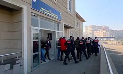 Yaşlı kadını kandırıp, dolandırdılar