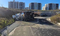 Beton mikseri devrildi, sürücü yaralandı