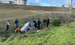 Hafif ticari araç tarlaya uçtu