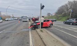 Otomobil kavşakta bekleyen araçların arasına daldı