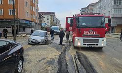 Yol çöktü, otomobil içine düştü
