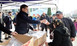 Vatandaşlara kandil simidi ikram edildi