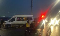 Servis minibüsü ile otomobil carpıştı: 5 yaralı