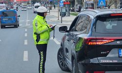 Yayalara yol verenlere teşekkür, vermeyenlere ceza