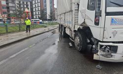 Kaza yapan sürücü kamyonu bırakıp kaçtı