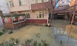 Boru patladı, sokaklar ve bir binanın bahçesini su doldu