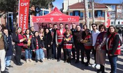 CHP kadınlara çiçek ve marteniçka dağıttı
