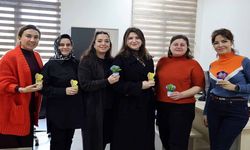 Kadınlara çiçek hediye edildi