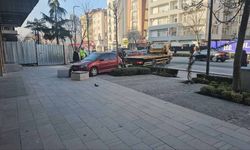 Otomobil kaldırıma çıktı