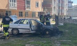 Park halindeki otomobil yandı