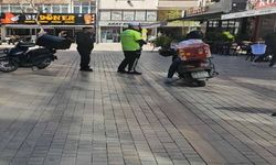 Kaldırımda dolaşan motosiklet sürücüleri polise takıldı