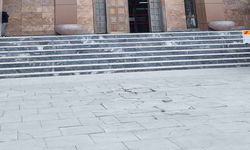 Daha açılalı bir yıl olmadan parkeler dağıldı