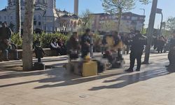 Meydanda yürüyen kadına motosiklet çarptı