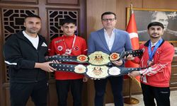 Şampiyonlardan başkan Akay’a ziyaret