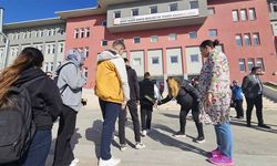 Öğrenciler, dedektör ile arandıktan sonra okula alınıyor