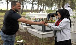 Kabir ziyaretleri için çiçek dağıtıldı