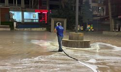 Cumhuriyet ve Emek Meydanı Köpüklü Suyla Yıkandı