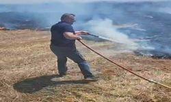 Muhtar ve eşi yangını söndürmek için seferber oldu