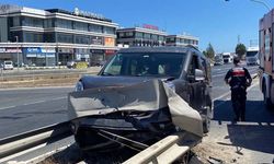 Refüje çıkıp bariyerlere saplandı!