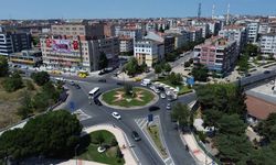 Altıyol kavşağında ışık geliyor